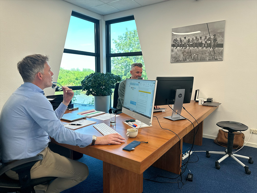 Het team van HealthTech Bridge aan het werk op kantoor